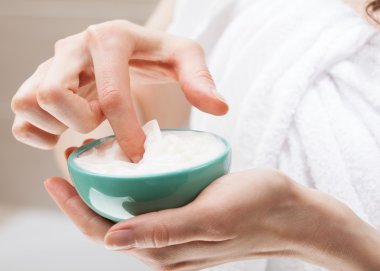 Besleyici maske ile kadın holding kase