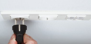 Erkek eli prizi prize takar.