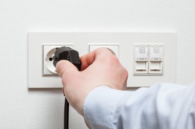 Erkek eli prizi prize takar.