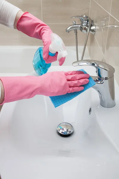 Limpieza doméstica un cuarto de baño — Foto de Stock