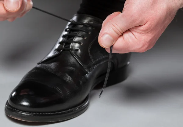 Male hands tie laces — Stock Photo, Image