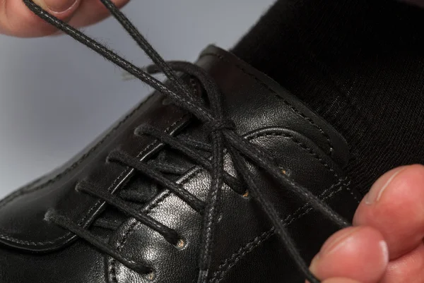 Male hands tie laces — Stock Photo, Image