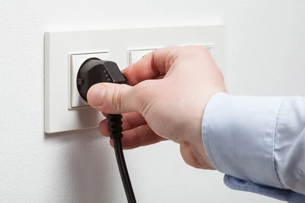 Männliche Hand steckt Stecker in die Buchse — Stockfoto