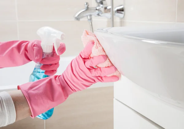 Dienstmeid een badkamer schoonmaken — Stockfoto