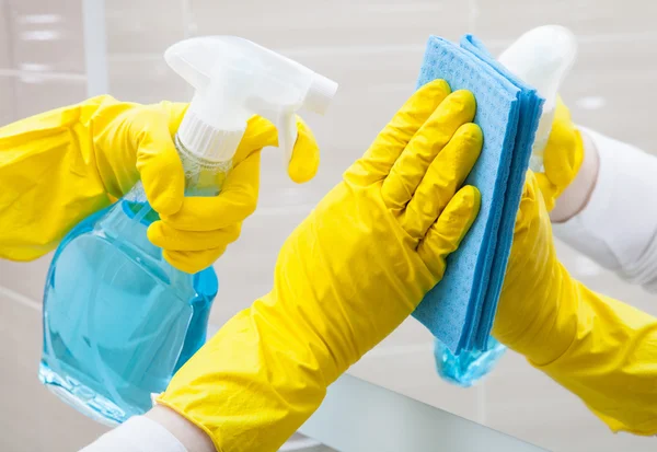 Housemaid cleaning a bathroom — Stock Photo, Image