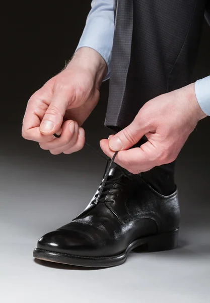 Mannelijke handen binden veters — Stockfoto