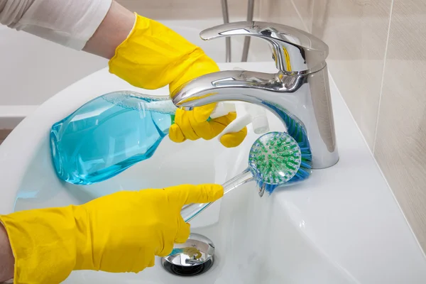 Housemaid cleaning a bathroom — Stock Photo, Image