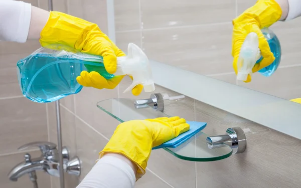 Empregada doméstica limpeza de um banheiro — Fotografia de Stock