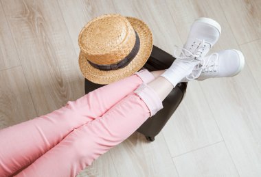  rahat poz oturan Gezgin