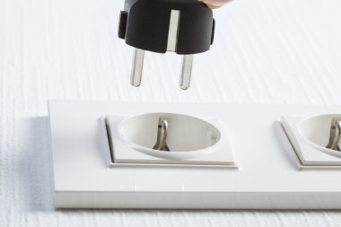 Erkek eli prizi prize takar.