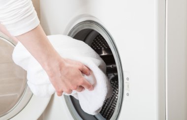 Kadın keten çamaşır makinesi yükleme 