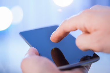 bir cep telefonu kullanarak iş adamı