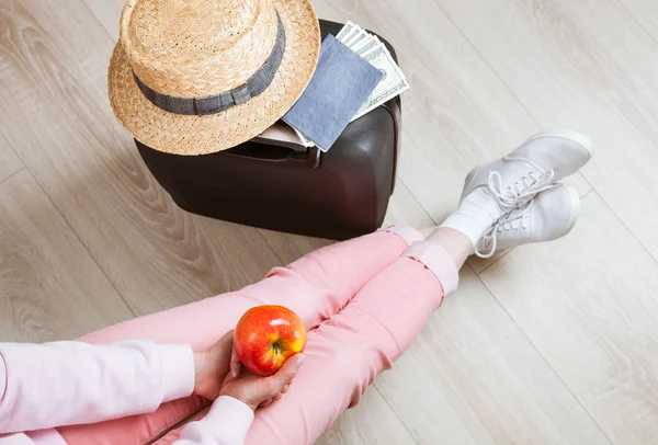 Voyageur méconnaissable avec une pomme — Photo