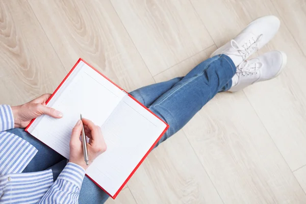 Onherkenbaar vrouw schrijven in een dagboek — Stockfoto