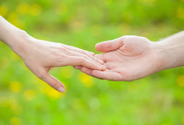 Les mains de l'homme et de la femme tenant ensemble — Photo