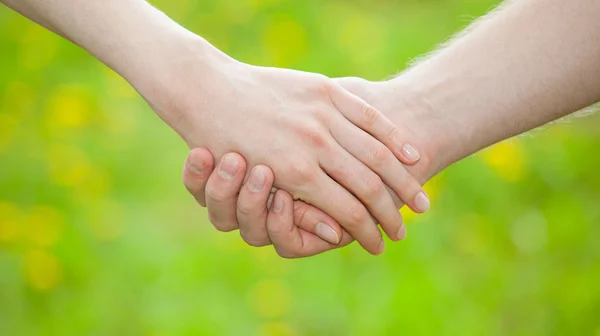 Les mains de l'homme et de la femme tenant ensemble — Photo