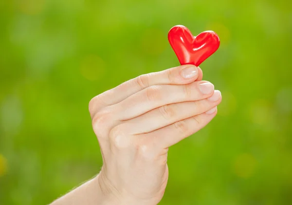 Mano che tiene il cuore rosso — Foto Stock