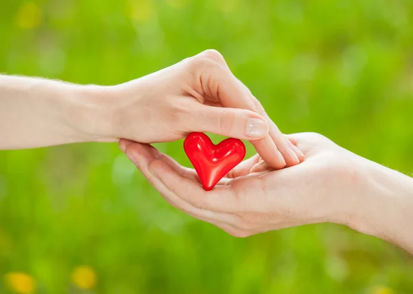 Man's hand proposing a red heart — Stock Photo, Image