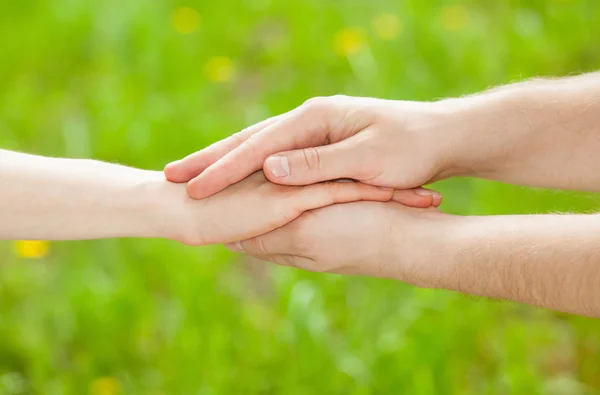 Руки мужчины и женщины держатся вместе — стоковое фото