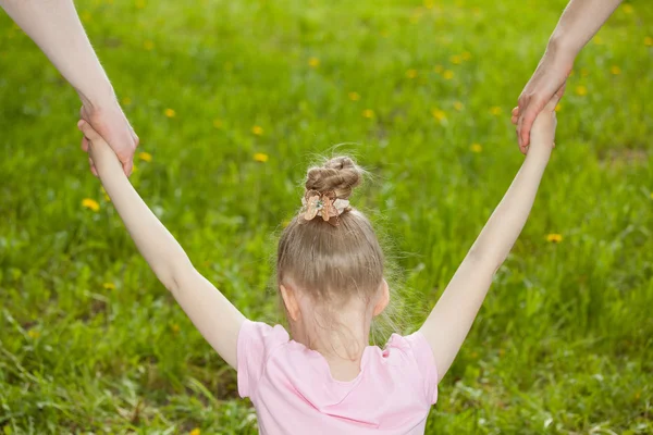 Parents tenant les mains de leur fille — Photo