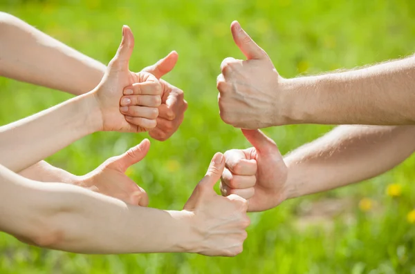 Manos mostrando signos de pulgar hacia arriba — Foto de Stock