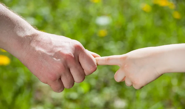 Handen van de man en kind bij elkaar te houden — Stockfoto