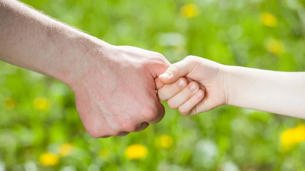 Handen van de man en kind bij elkaar te houden — Stockfoto