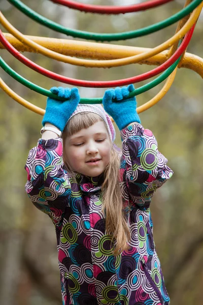 Förskolebarn flicka som leker på lekplatsen — Stockfoto