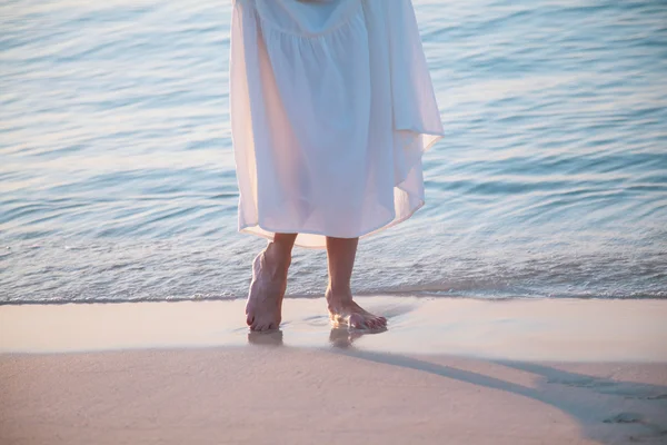海岸を歩いている女性 — ストック写真