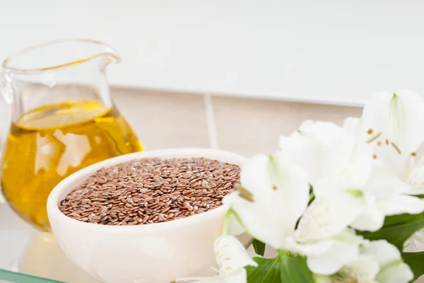 Natural olive oil and flax seeds — Stock Photo, Image