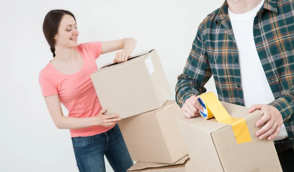 Young couple packing their things — Stock Photo, Image