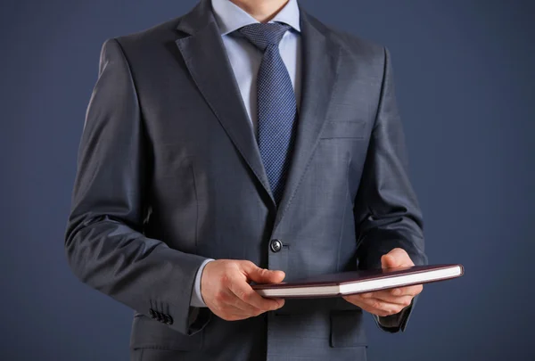 Hombre de negocios sosteniendo un libro —  Fotos de Stock