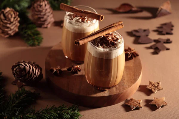 Czas Bożego Narodzenia: nastrojowa martwa natura z napojem kawowym — Zdjęcie stockowe