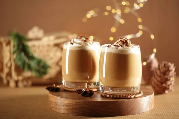 Kersttijd: stemmig stilleven met koffie drinken Stockfoto