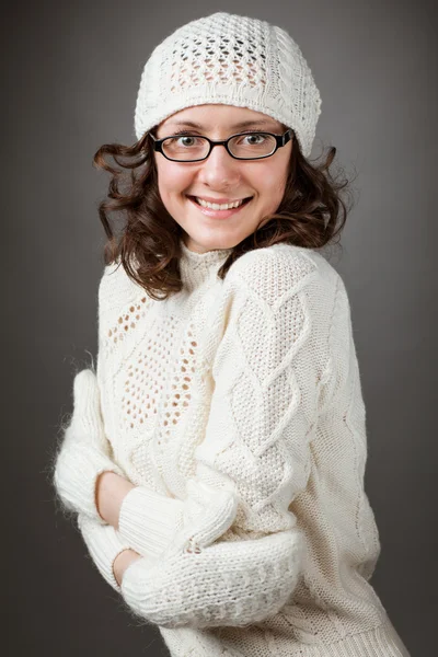 Portrait of a beautiful young brunette wearing chochet hat and mittens — Stock Photo, Image
