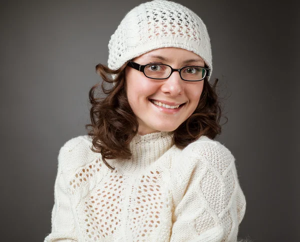 Retrato de uma bela jovem morena usando chapéu de chochet e óculos — Fotografia de Stock