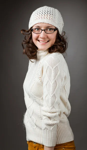 Retrato de una encantadora morena joven con sombrero de ganchillo y gafas — Foto de Stock