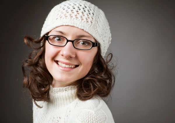 Retrato de una hermosa morena joven con sombrero de ganchillo y gafas —  Fotos de Stock