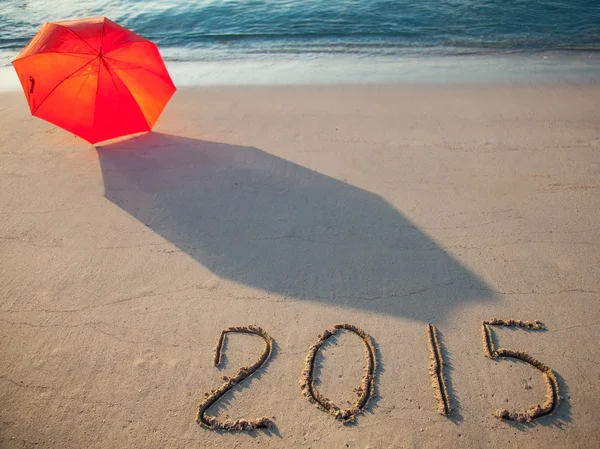 Fredlig havsstranden med 2015 på sand — Stockfoto