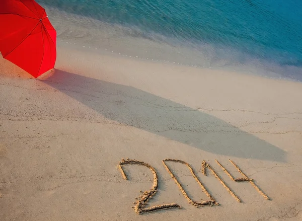 Fredlig havsstranden med 2014 på sand — Stockfoto