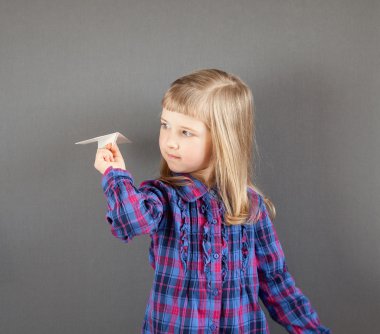 Küçük kız uçan kağıt uçak gülümseyen 