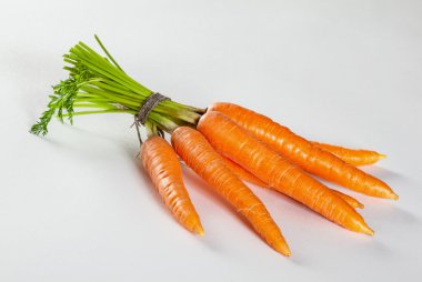 Bir avuç taze havuç.