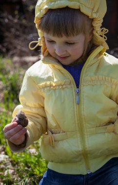 Kız holding Bahçe salyangoz