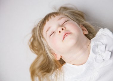 sevimli küçük bir kız portresi