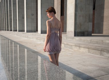 Yürüyen genç kadın