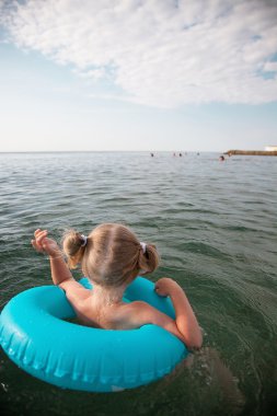 küçük kız Yüzme