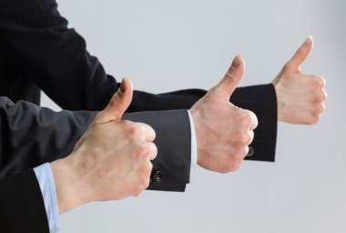 başarılı takım başparmak gösterilen