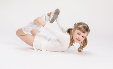 Sevimli küçük kız egzersiz yaparak