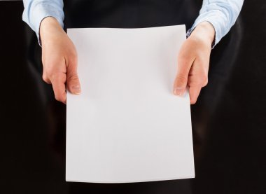 boş sayfa tutan eller