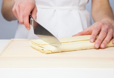 Çiğ hamur un içinde bir bıçak ile kesme.